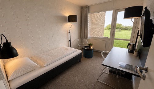 Single Room, Sea View