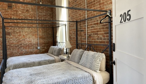 Luxury Studio, 1 Queen Bed (205)