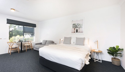 Deluxe Studio, 1 Queen Bed, Jetted Tub