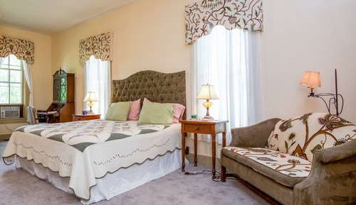 Room, Private Bathroom (Abby's Hideaway (Springfield))