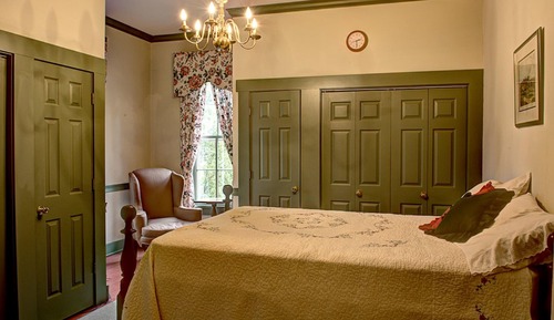 Room, Private Bathroom (Reese's Retreat (Springfield))