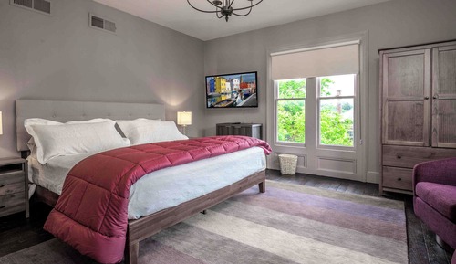 Chapman House Dutchess Suite, Purple Room