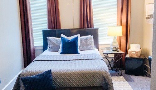 Standard Room, 1 Queen Bed, Shared Bathroom