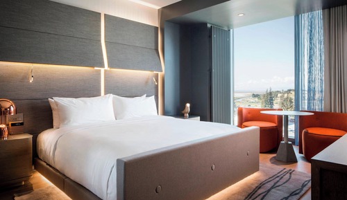 Room, 1 King Bed, Corner (Balcony)