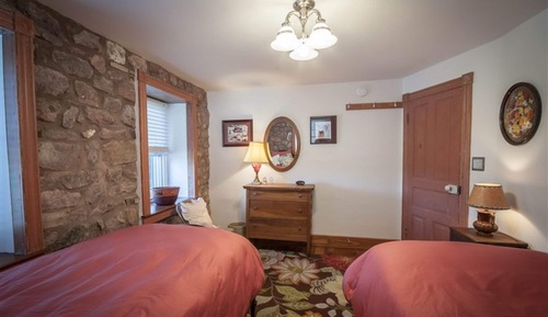 Rose Room (Private Bath)