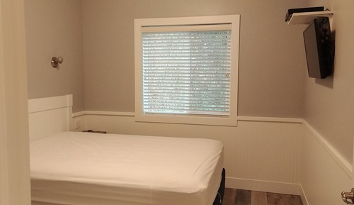 Deluxe Cottage, 1 Queen Bed (Guests Provide Linens)