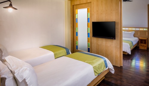 Family Suite, Multiple Beds, Non Smoking, Bathtub