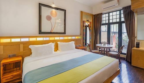 Premier Room, 1 King Bed, Non Smoking, Bathtub