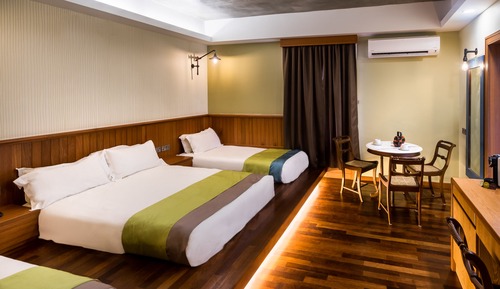 Grand Quadruple Room, Multiple Beds, Non Smoking, Bathtub