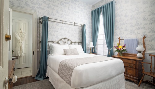 Room, Private Bathroom (Columbia Room)