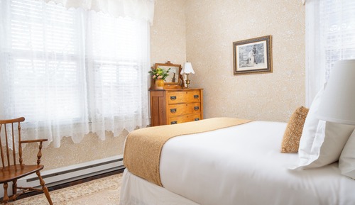 Suite, 1 Queen Bed, Private Bathroom (Davis Suite)