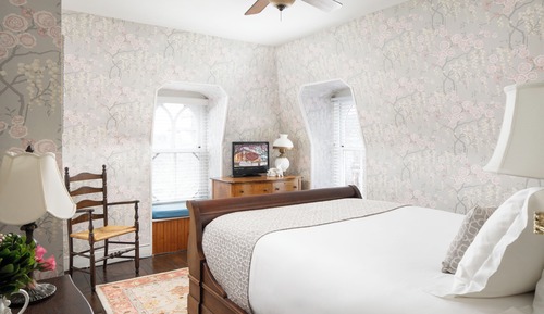 Suite, 1 Queen Bed, Private Bathroom (Warne Suite)