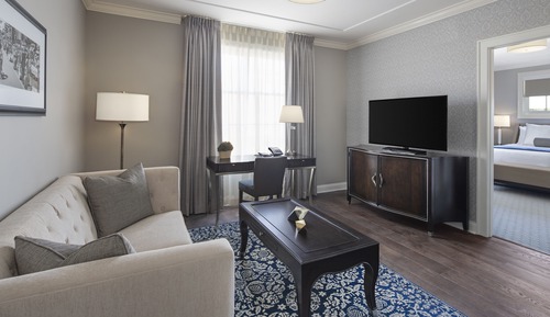 Suite, 1 King Bed, Accessible