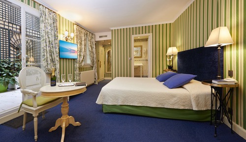 Deluxe Suite, 1 Queen Bed, Terrace