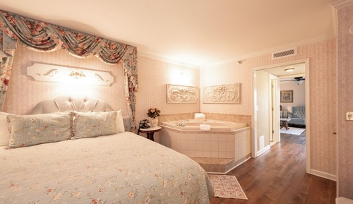 Concierge Deluxe Suite, 1 King Bed, Partial Oceanview (Adults Only)