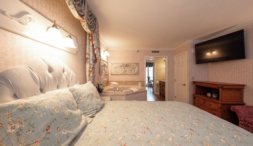 Deluxe Suite, 1 King Bed with Sofa bed, Partial Ocean View