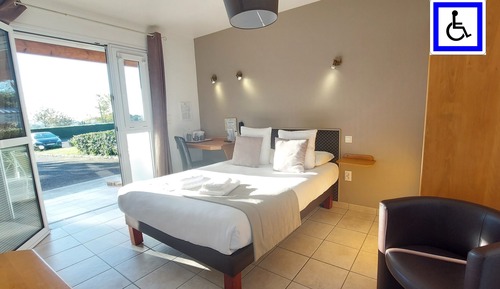 Double room accessible to people with reduced mobility