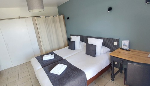 Twin room accessible to people with reduced mobility