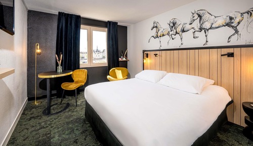 Classic Room, 1 Queen Bed, Non Smoking (Overlooking the river)