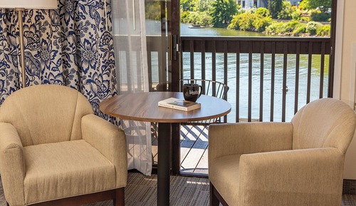 Deluxe Room, 1 King Bed, Lake View, Poolside (Poolside King Studio with Lake View)