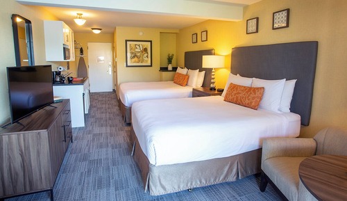 Deluxe Room, 2 Queen Beds, Lake View, Poolside (Poolside Double Queen with Lake View)