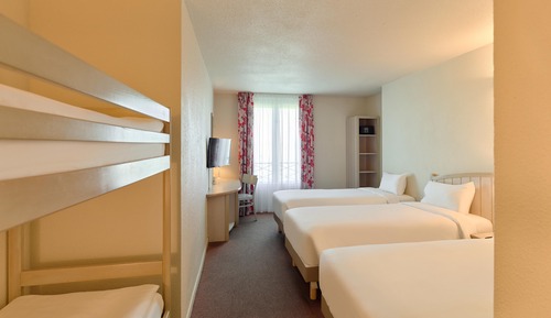 Standard Room - 3 Single Beds 2 Bunkbeds