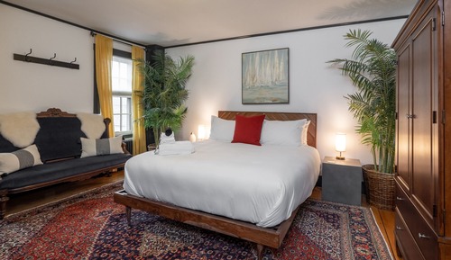 Deluxe Room (Cut and Run)