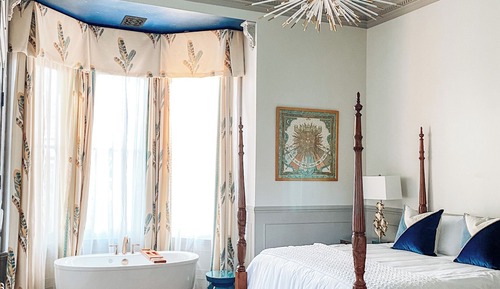 1 King Bed, Ensuite, (Bond Suite)