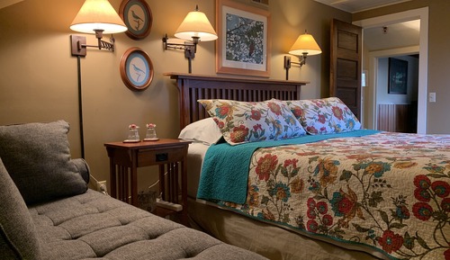 Classic Suite, 1 King Bed, Private Bathroom