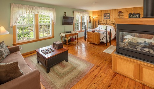 Luxury Cottage, Accessible, Jetted Tub (Pet Friendly)