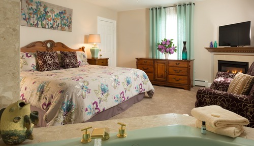 King with Fireplace & Jacuzzi