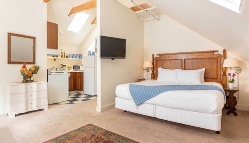 Deluxe Studio Suite, 1 King Bed, Balcony (Room #11)