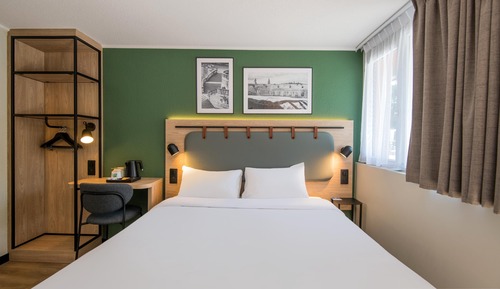Standard Plus Room - 1 Queen Bed