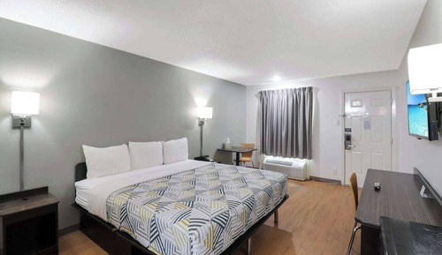 Deluxe Room, 1 King Bed, Non Smoking, Refrigerator & Microwave