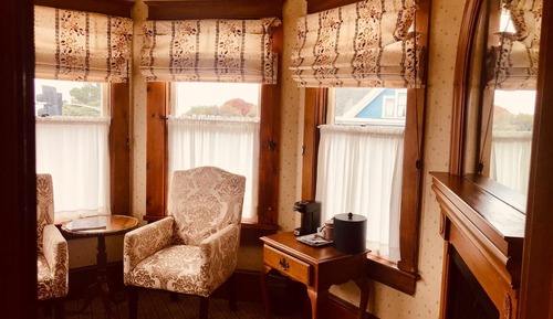 Exclusive Suite, 1 Queen Bed, Partial Ocean View