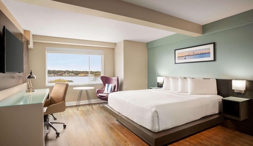 Executive Suite, Multiple Beds, Non Smoking (Partial Water View)