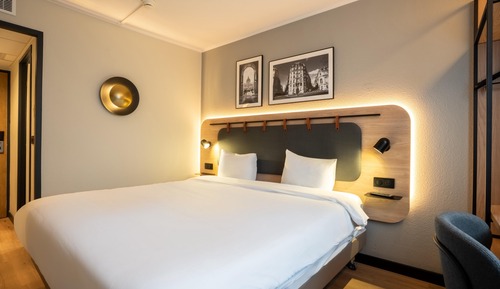 Standard Room, 1 Queen Bed