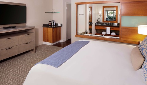 Room, 1 King Bed (Partial Bay View)