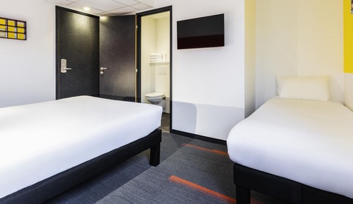 Room, Multiple Beds (Pop)