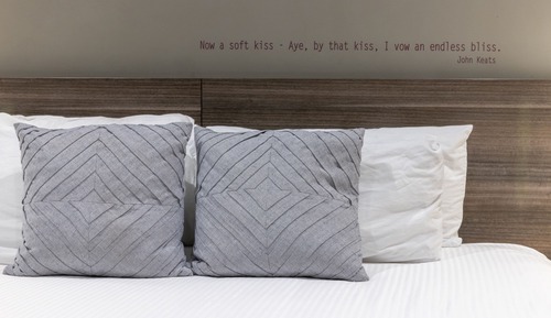 Montvale Deluxe Suite