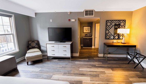 Room, 1 King Bed, Accessible, City View (Mobility, Roll-In Shower)