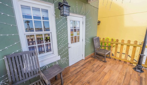 Bayfront King with balcony