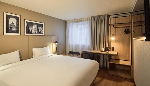Standard Room, 1 Queen Bed