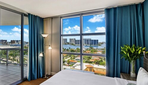 Deluxe 1 Bedroom Bayfront Suite