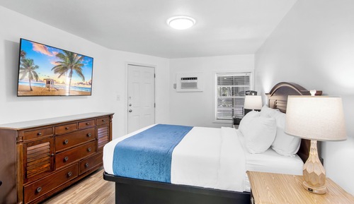 Pool View 1 Queen Island Room