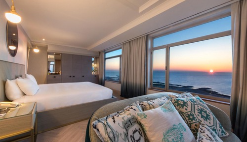 Suite, 1 King Bed (Skyline)