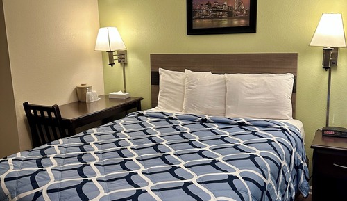 Standard Room, 1 Queen Bed