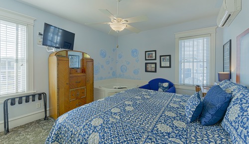 Standard Double Room, Ensuite (50's TV Room)