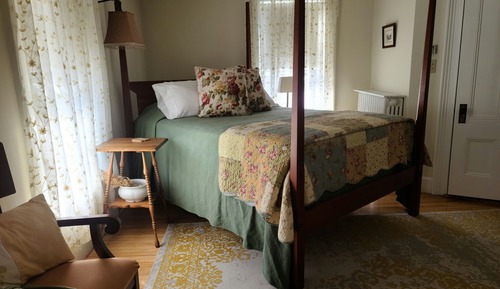 Traditional Room, 1 Queen Bed, Private Bathroom (The Niagara Room)