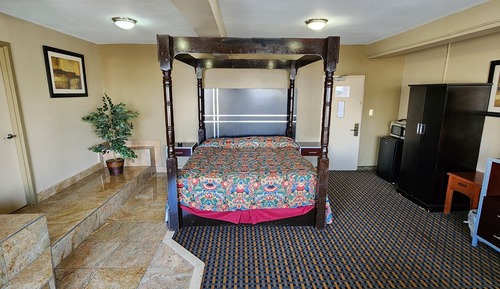 Basic Room, 1 King Bed, Jetted Tub